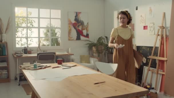 Kafkas Kadın Sanatçının Sabahın Erken Saatlerinde Parlak Güneşli Stüdyosuna Girerken — Stok video