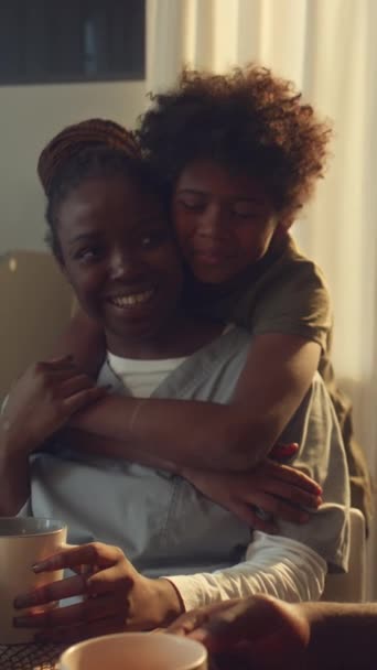 Orta Boy Mutlu Afro Amerikan Hemşire Hastane Üniformalı Evde Oturmuş — Stok video
