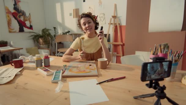 Közepes Teljes Felvétel Kaukázusi Női Művészeti Tanár Asztalnál Stúdióban Bemutatva — Stock videók