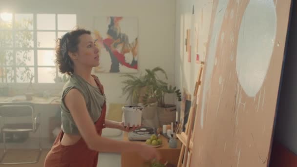 Tulum Giymiş Genç Beyaz Kadın Ressamın Stüdyoda Büyük Soyut Bir — Stok video