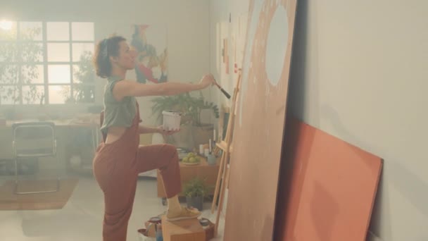 Tulum Giymiş Kadın Ressamın Atölyede Büyük Soyut Bir Tablo Yaratıp — Stok video