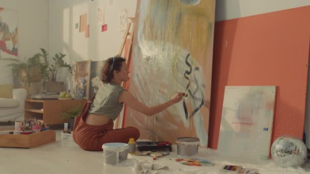 Volledige Achterste Shot Van Vrouwelijke Kunstenaar Jumpsuit Met Krullend Haar — Stockvideo