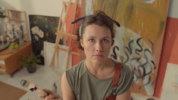 Close High Angle Portrait Shot Tired Caucasian Female Artist Paint — Stock Video