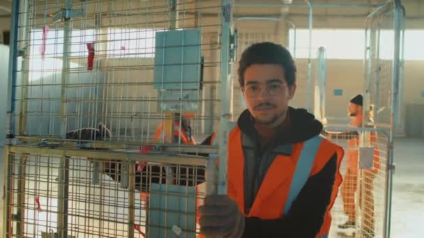 Portrait Ralenti Moyen Biracial Ouvrier Entrepôt Masculin Dans Des Lunettes — Video