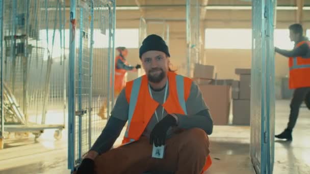Portrait Ralenti Moyen Homme Travailleur Entrepôt Distribution Caucasien Assis Sur — Video
