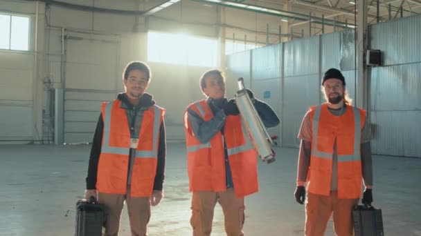 Retrato Medio Completo Tres Diversos Constructores Masculinos Ropa Seguridad Posando — Vídeo de stock