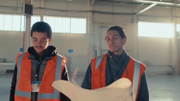 Kamerafahrt Von Zwei Männlichen Birassischen Bauingenieuren Arbeitskleidung Die Mit Einem — Stockvideo