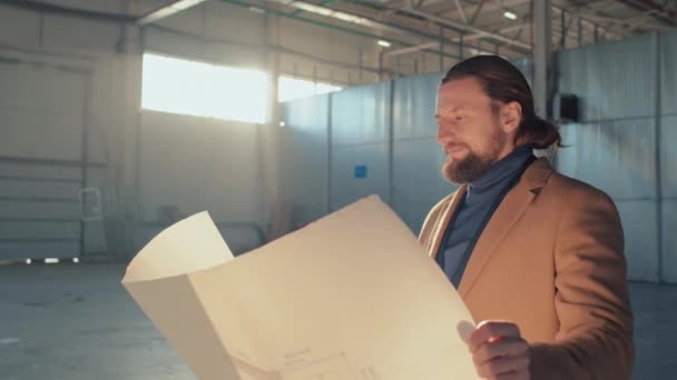 Kafkas Sakallı Adamının Yeni Büyük Boş Binayı Teftiş Ederken Plan — Stok video