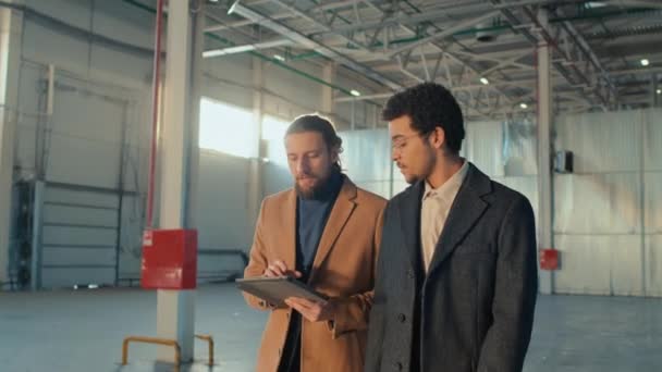 Medium Tracking Shot Από Διάφορους Άνδρες Επιχειρηματικούς Εταίρους Formalwear Μιλώντας — Αρχείο Βίντεο