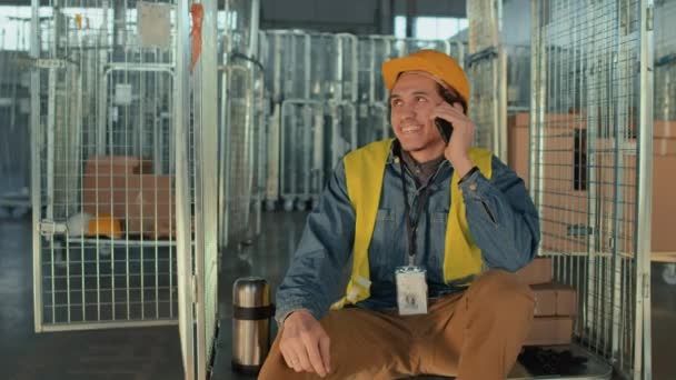 Mediana Toma Biracial Sonriente Trabajador Almacén Masculino Uniforme Seguridad Sentado — Vídeos de Stock
