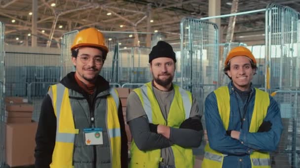 Retrato Médio Três Diversos Trabalhadores Armazém Masculino Uniforme Segurança Chapéus — Vídeo de Stock
