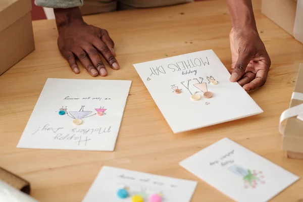 Hände Von Frauen Die Handgemachte Postkarten Für Den Muttertag Auswählen — Stockfoto