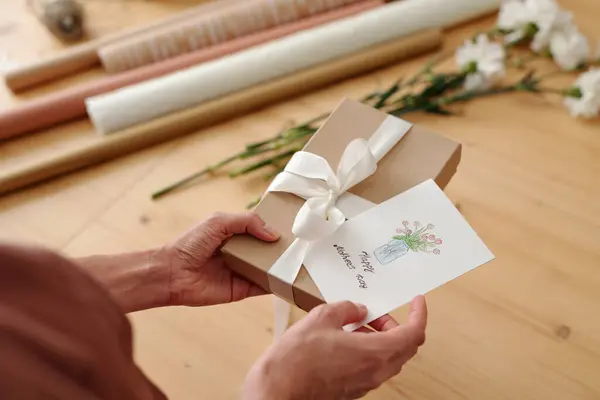 手持手工制作的明信片和礼品盒的年轻女子的手 这些卡片和礼品盒的封面上系着白色丝带 — 图库照片