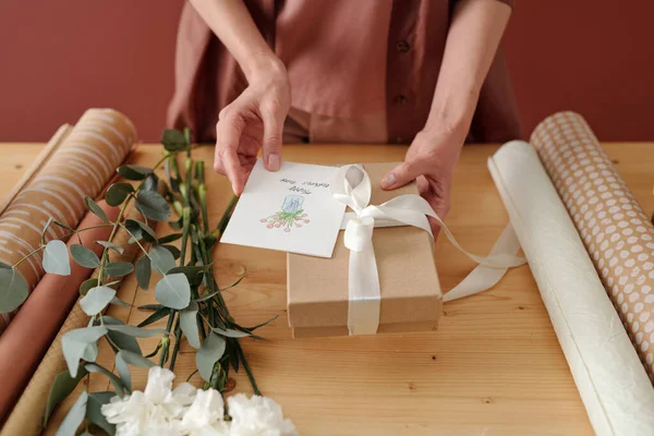 Mãos Jovem Segurando Caixa Presente Com Presente Para Sua Mãe — Fotografia de Stock