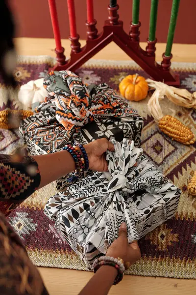 Tanınmayan Genç Bir Kadının Elleri Hediye Paketi Üzerine Düğüm Atarak — Stok fotoğraf