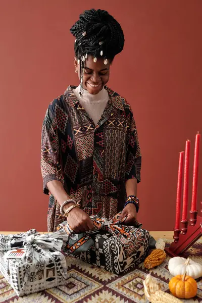 Giovane Donna Afroamericana Sorridente Annodare Imballato Avvolto Giftbox Mentre Prepara — Foto Stock