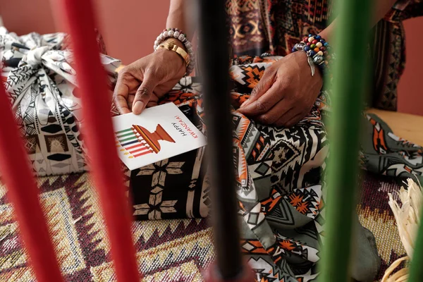 Castiçal Com Velas Multicoloridas Mãos Jovem Afro Americana Colocando Cartão — Fotografia de Stock
