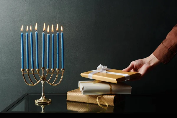Hand Ung Oigenkännlig Kvinna Tar Packade Hanukkah Närvarande Från Toppen — Stockfoto