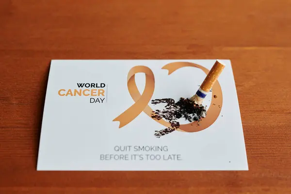 有创意的明信片 带有米黄色丝带 象征肺癌 烟头和呼吁戒烟 以免为时过晚 — 图库照片