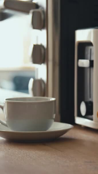 Vertikale Seitenstechen Aufnahmen Von Männlichen Hand Nimmt Kaffeemaschine Wasserkocher Und — Stockvideo