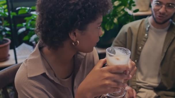 Primer Plano Joven Afroamericana Con Pelo Rizado Corto Sentado Restaurante — Vídeo de stock