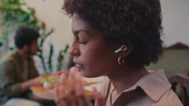 Zbliżenie Pochylające Się Ujęcie Twarzy Dłoni Młodej Afroamerykanki Siedzącej Restauracji — Wideo stockowe