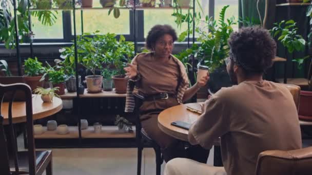 Tiro Medio Chica Afroamericana Sentada Mesa Acogedor Café Coworking Con — Vídeos de Stock