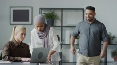 İki kadın, erkek iş arkadaşlarını kasten görmezden gelip yeni bir proje üzerinde tartışıyorlar. İş yerindeki zorbalık kavramı.