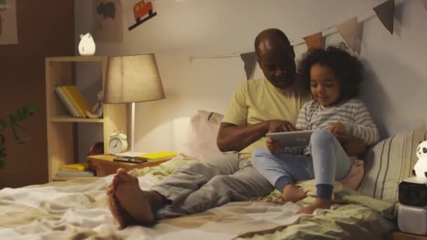 Boční Snímek Afroameričan Pětiletý Chlapec Ležící Posteli Otcem Před Spaním — Stock video