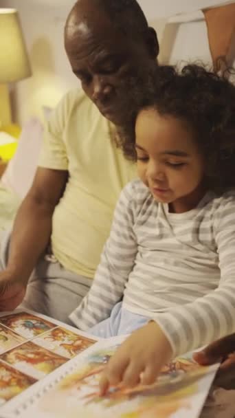 Κατακόρυφο Πλάνο Του Αφρο Αμερικανού Πατέρα Διαβάζει Κόμικ Κινούμενα Σχέδια — Αρχείο Βίντεο
