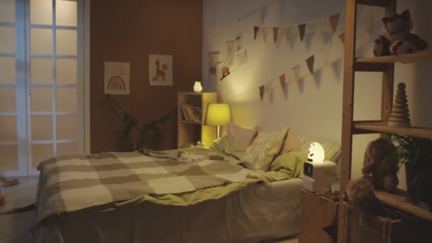 Kimse Modern Çocukların Yatak Odasının Yan Görüntülerini Üçgen Çelenkler Tablolar — Stok video
