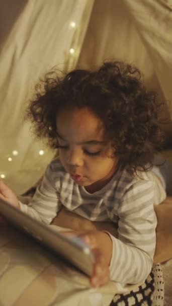 Imágenes Verticales Del Niño Preescolar Afroamericano Pijama Tumbado Suelo Tipi — Vídeo de stock