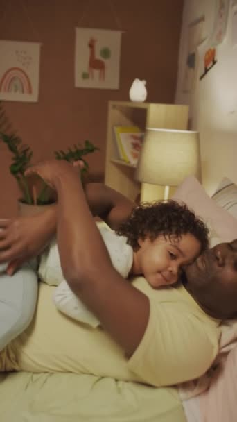 Lodret Side Slowmo Afrikansk Amerikansk Far Liggende Sengen Hyggeligt Indrettet – Stock-video