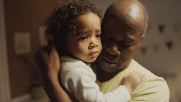 Detailní Záběr Africký Americký Táta Stojící Ložnici Drží Smutné Biracial — Stock video