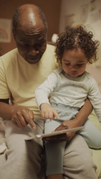 Pionowe Ujęcie Afro Amerykańskiego Taty Siedzącego Łóżku Małą Uroczą Birasową — Wideo stockowe