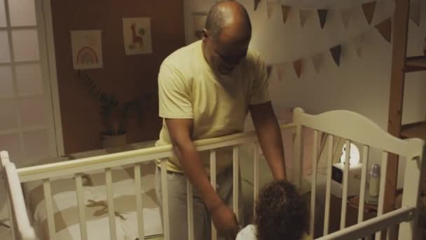 아프리카계 미국인 아버지의 일어나 침실에서 그녀를 Lulling 침대에서 Biracial 유아를 — 비디오