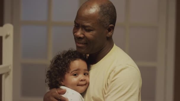 Στήθος Επάνω Πλευρά Πλάνα Της Αφροαμερικανός Κουρασμένος Μπαμπάς Χαμογελά Και — Αρχείο Βίντεο