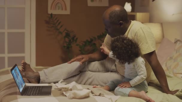 Vedlejší Záběry Afrického Amerického Otce Sedícího Doma Posteli Batoletkou Biracial — Stock video