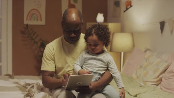 Střední Záběry Africký Americký Táta Sedí Posteli Malou Biracial Dcera — Stock video