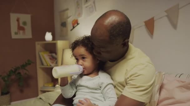 Střední Straně Ruční Záběr Afrického Amerického Otce Sedí Malou Biracial — Stock video