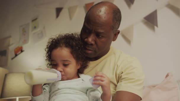 Niski Kąt Ujęcia Afroamerykańskiego Ojca Opowiadającego Bajkę Małej Birasowej Córce — Wideo stockowe
