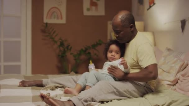 Boční Záběr Afrického Amerického Otce Pečlivě Protahuje Biracial Dívek Nohy — Stock video