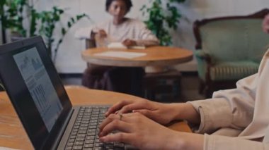 Kafeteryada ya da restoranda oturan, laptopta sunum yapan, erkek garsonun bardakta içkisini samanla getirdiği, kadının teşekkür ettiği ve içtiği beyaz kadın serbest fotoğrafın yakın çekimi.