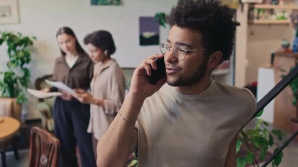 Mediano Primer Plano Joven Afroamericano Multiétnico Árabe Con Barba Gafas — Vídeos de Stock