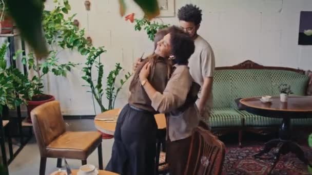Full Spårning Skott Unga Afroamerikanska Kvinna Och Arabisk Man Går — Stockvideo