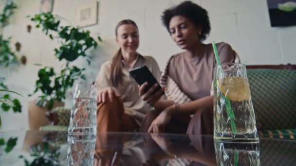 Středně Selektivní Snímek Bělošských Afroamerických Přítelkyň Sedících Spolu Gauči Kavárně — Stock video