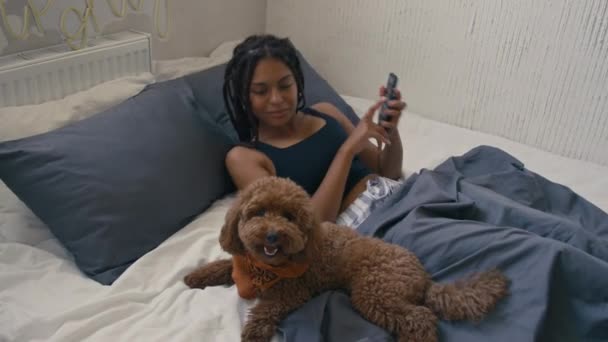 Seitenaufnahme Einer Glücklichen Afroamerikanerin Mit Boxzöpfen Die Mit Telefon Bett — Stockvideo