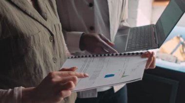 Ofiste konuşan tanınmayan çok ırklı meslektaşların yakın plan fotoğrafları, sunumdaki hatayı işaret eden kadın ve tartışan dizüstü bilgisayarı olan ve çelişen erkek.