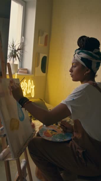 Függőleges Oldalán Lövés Fiatal Afro Amerikai Balkezes Művész Durag Festészet — Stock videók