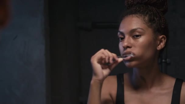 Zbliżenie Refleksji Młodej Czarnej Kobiety Patrzącej Lustro Podczas Mycia Zębów — Wideo stockowe